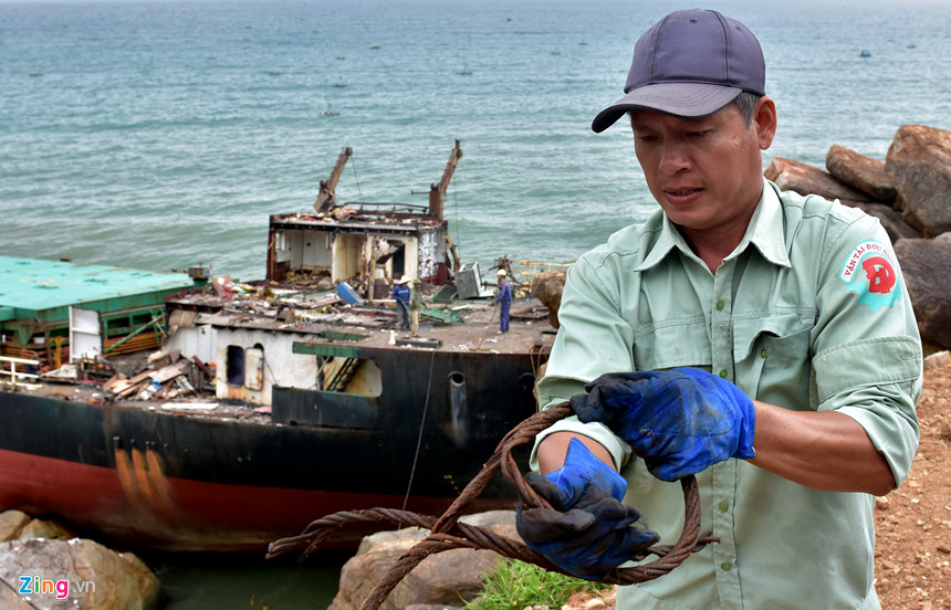 Xẻ thịt tàu hàng triệu đô chìm ở biển Quy Nhơn bán phế liệu
